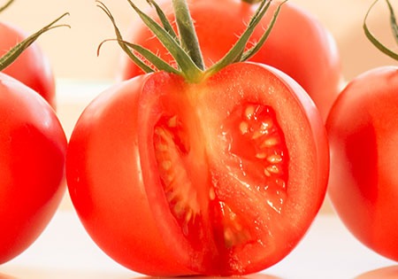 Photo d'une tomate ronde Idyl découpée