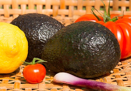 Photo de deux avocats, deux tomates et un citron