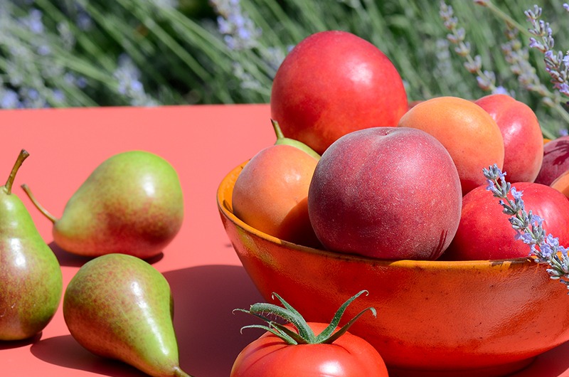 Photo de peches, abricots, tomates et poires